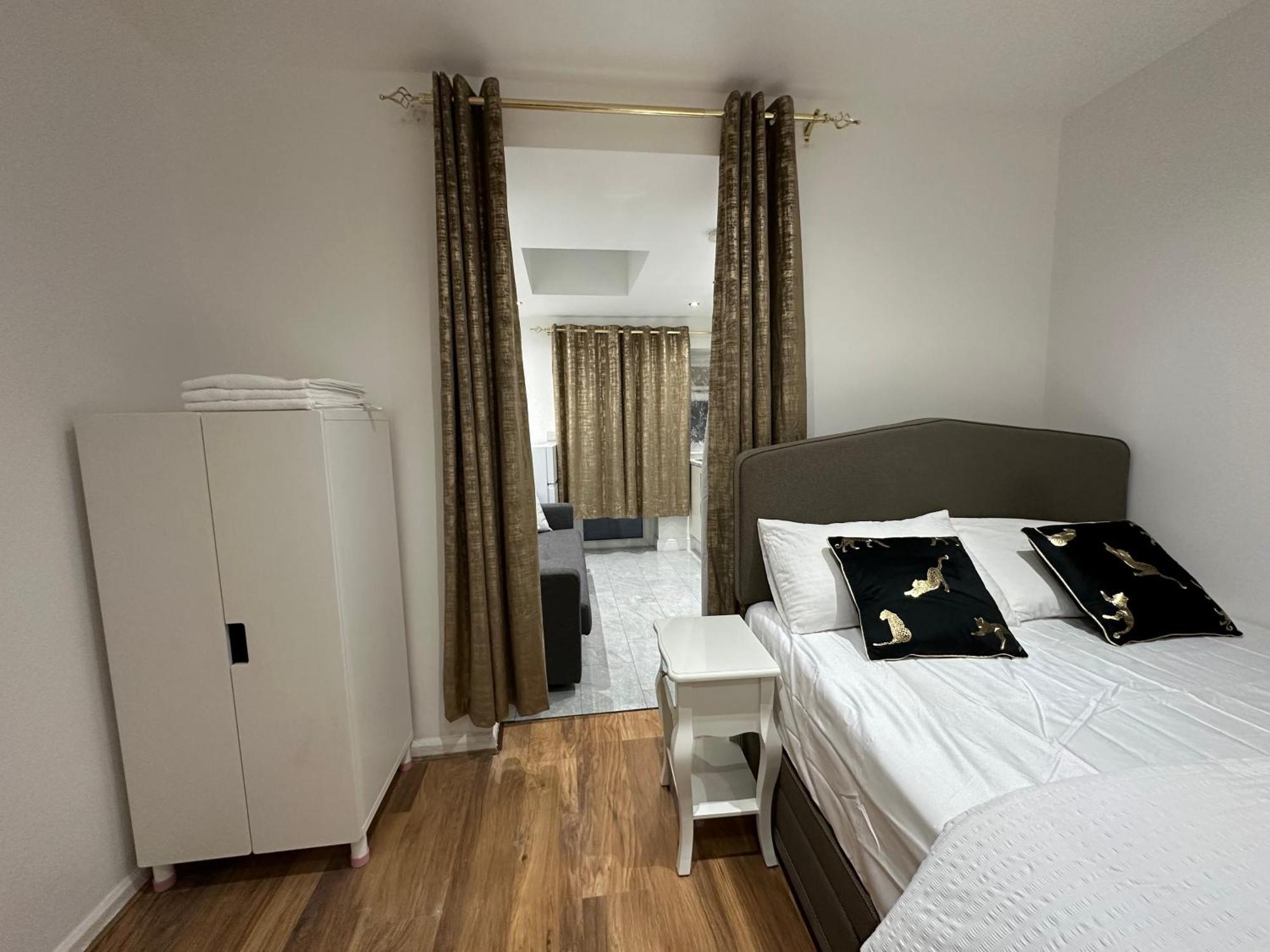 4Th Studio Flat With Private Own Bathroom A London Luxury Family Home Setup And Furnished With Double Bed Plus A Double Futon-Sofa Bed A Single Futon Bed A Baby Cot And Garden And Free Parking Esterno foto