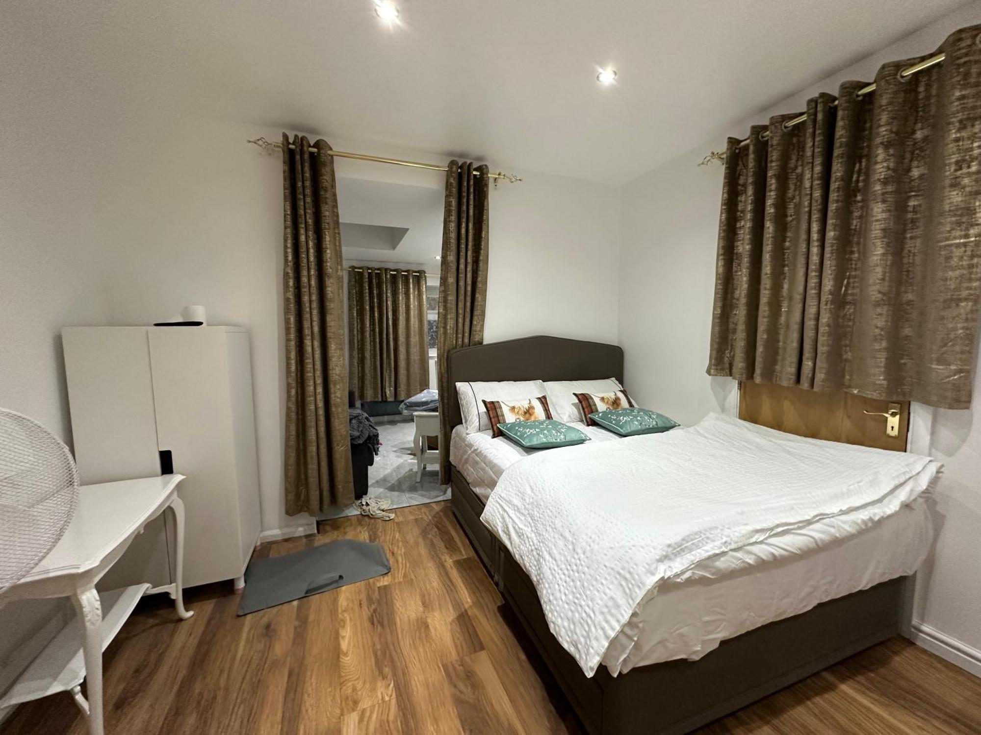 4Th Studio Flat With Private Own Bathroom A London Luxury Family Home Setup And Furnished With Double Bed Plus A Double Futon-Sofa Bed A Single Futon Bed A Baby Cot And Garden And Free Parking Esterno foto