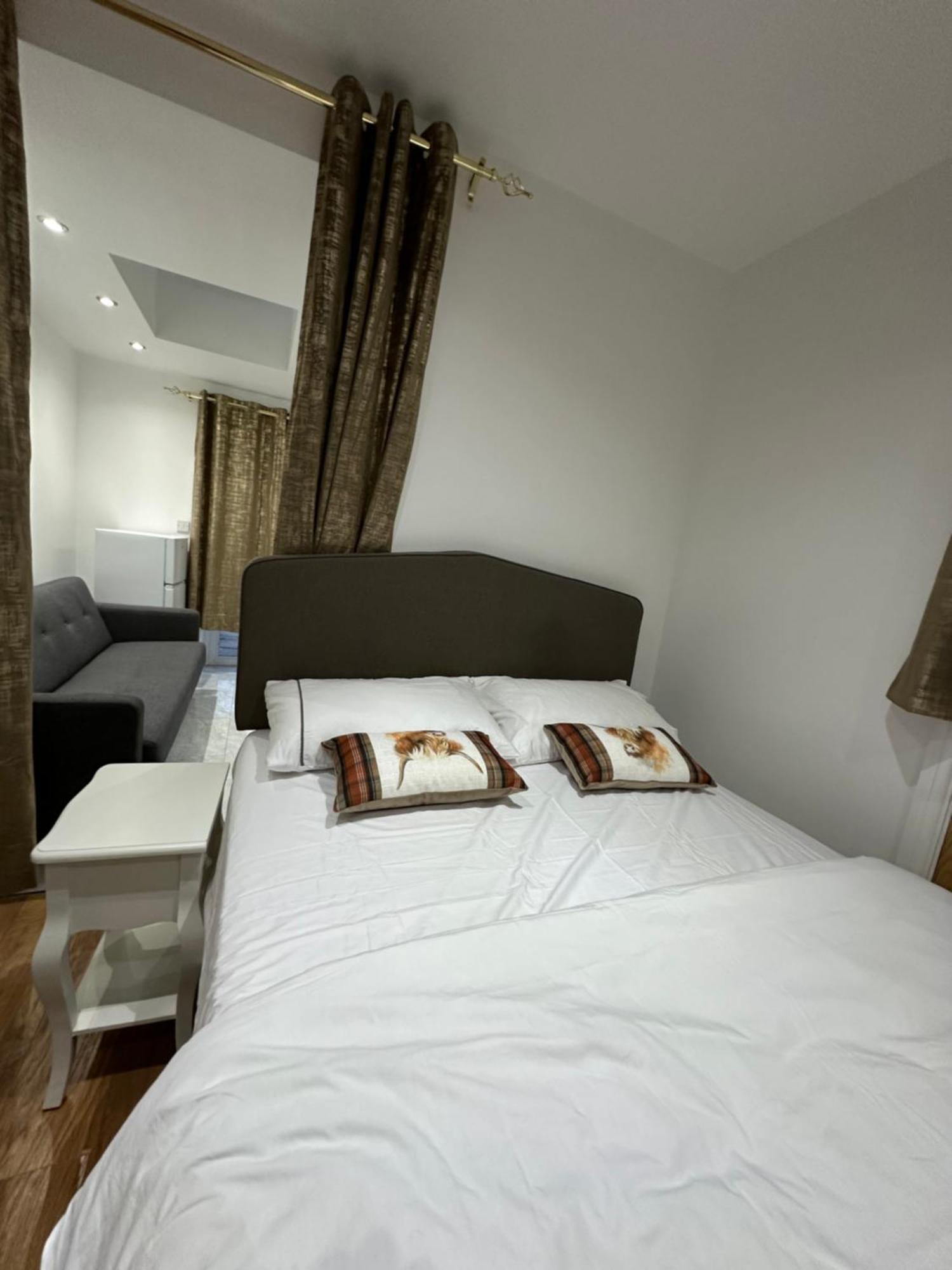 4Th Studio Flat With Private Own Bathroom A London Luxury Family Home Setup And Furnished With Double Bed Plus A Double Futon-Sofa Bed A Single Futon Bed A Baby Cot And Garden And Free Parking Esterno foto