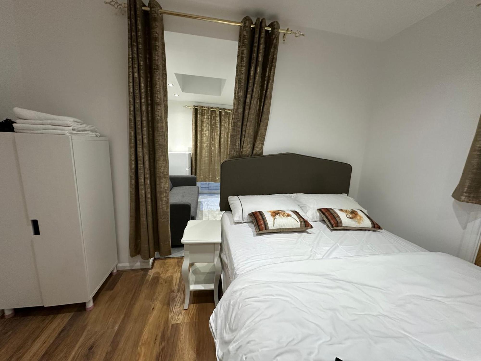 4Th Studio Flat With Private Own Bathroom A London Luxury Family Home Setup And Furnished With Double Bed Plus A Double Futon-Sofa Bed A Single Futon Bed A Baby Cot And Garden And Free Parking Esterno foto