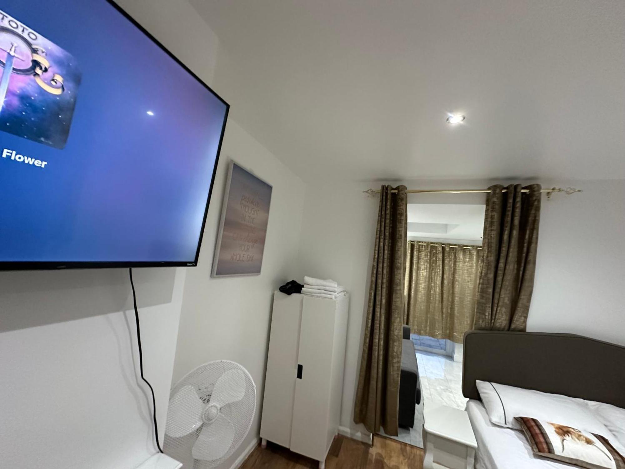 4Th Studio Flat With Private Own Bathroom A London Luxury Family Home Setup And Furnished With Double Bed Plus A Double Futon-Sofa Bed A Single Futon Bed A Baby Cot And Garden And Free Parking Esterno foto