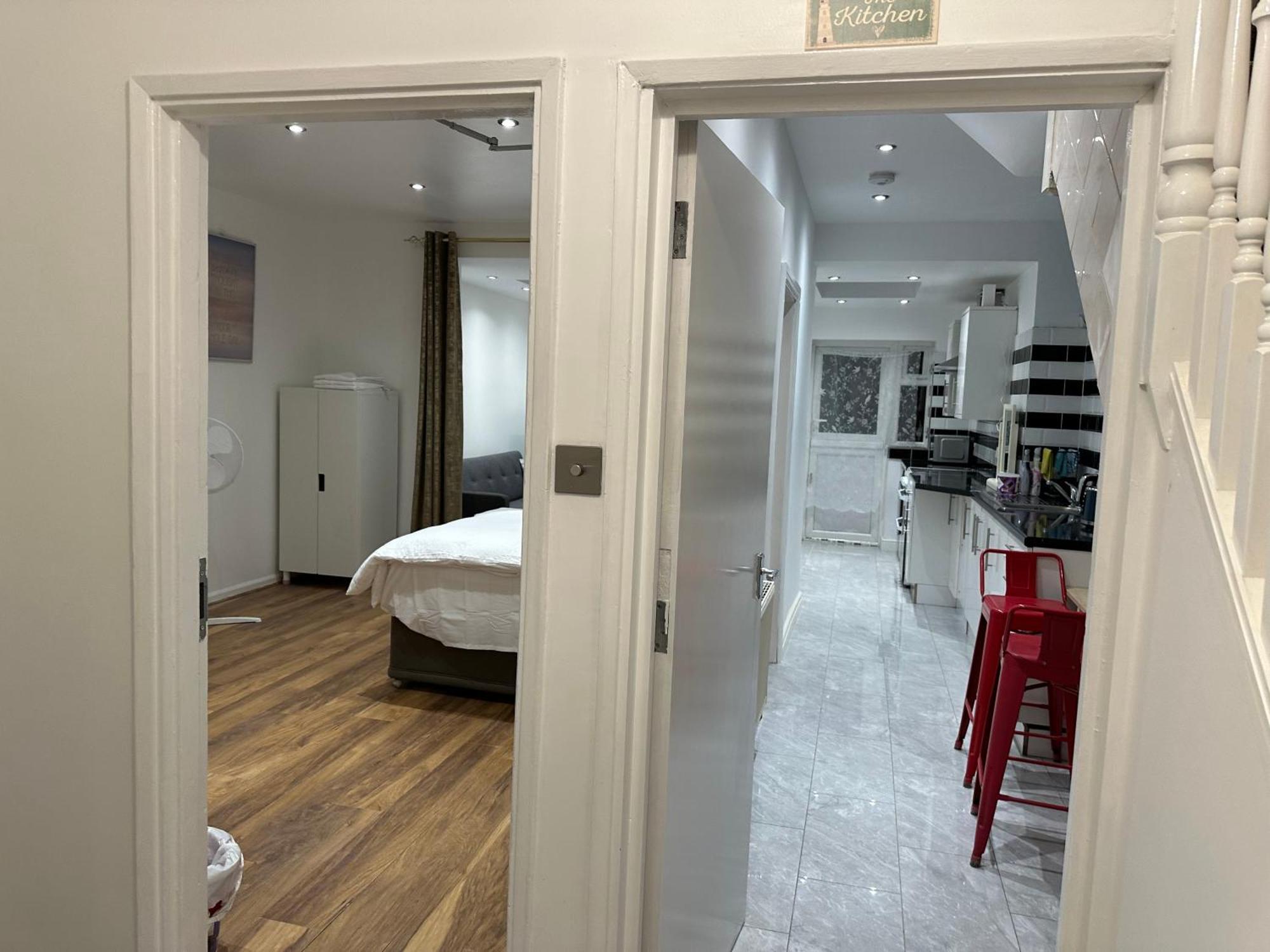 4Th Studio Flat With Private Own Bathroom A London Luxury Family Home Setup And Furnished With Double Bed Plus A Double Futon-Sofa Bed A Single Futon Bed A Baby Cot And Garden And Free Parking Esterno foto