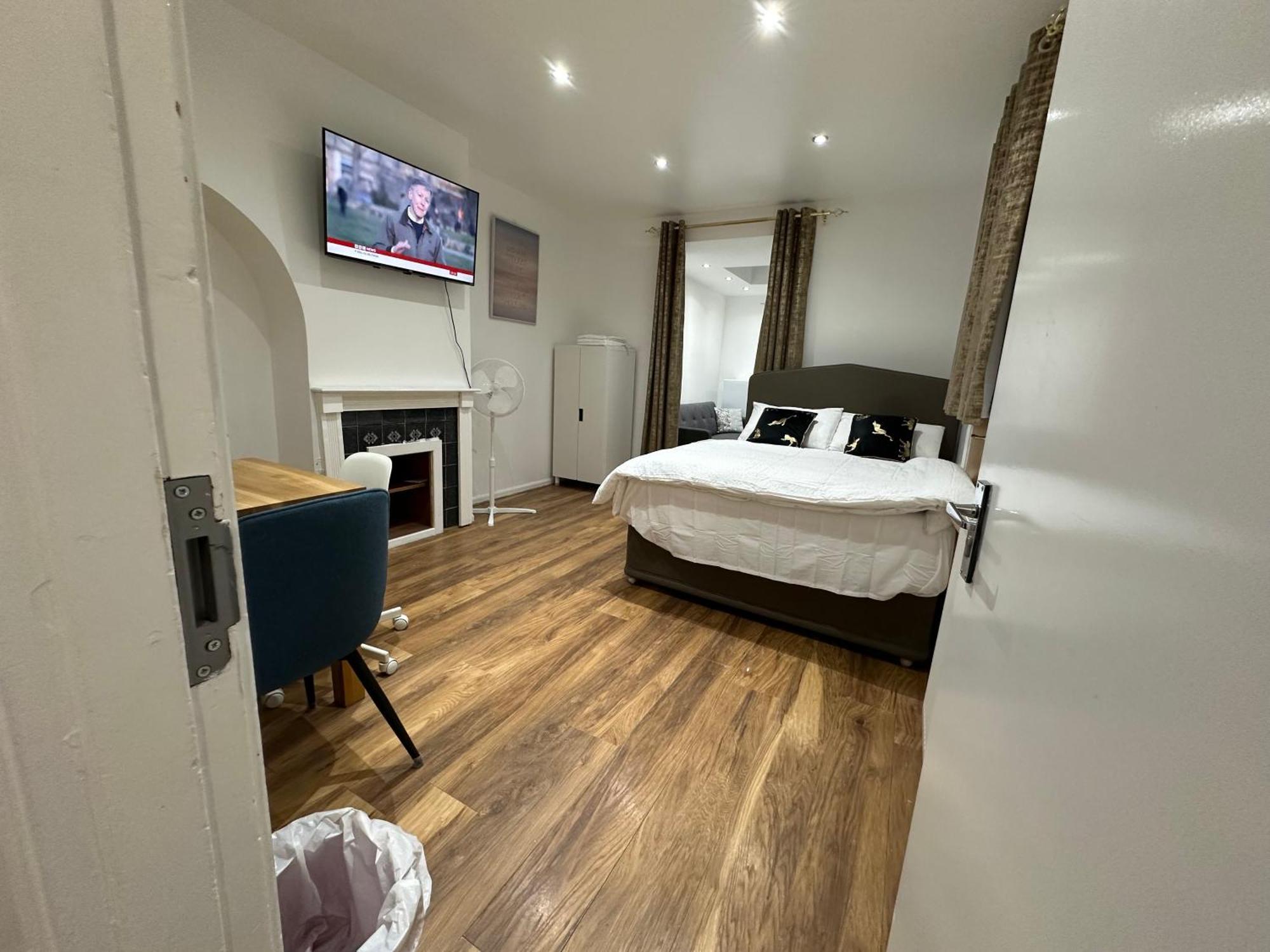 4Th Studio Flat With Private Own Bathroom A London Luxury Family Home Setup And Furnished With Double Bed Plus A Double Futon-Sofa Bed A Single Futon Bed A Baby Cot And Garden And Free Parking Esterno foto