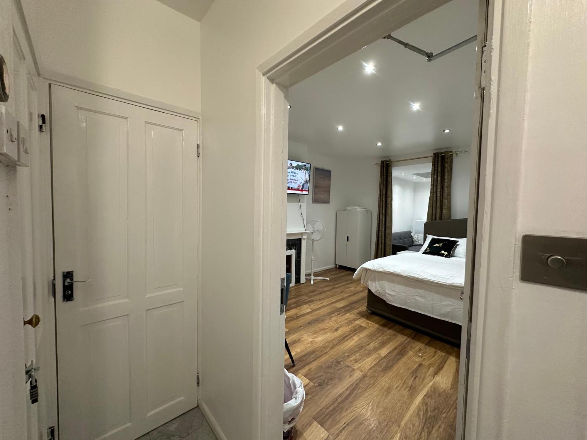 4Th Studio Flat With Private Own Bathroom A London Luxury Family Home Setup And Furnished With Double Bed Plus A Double Futon-Sofa Bed A Single Futon Bed A Baby Cot And Garden And Free Parking Esterno foto