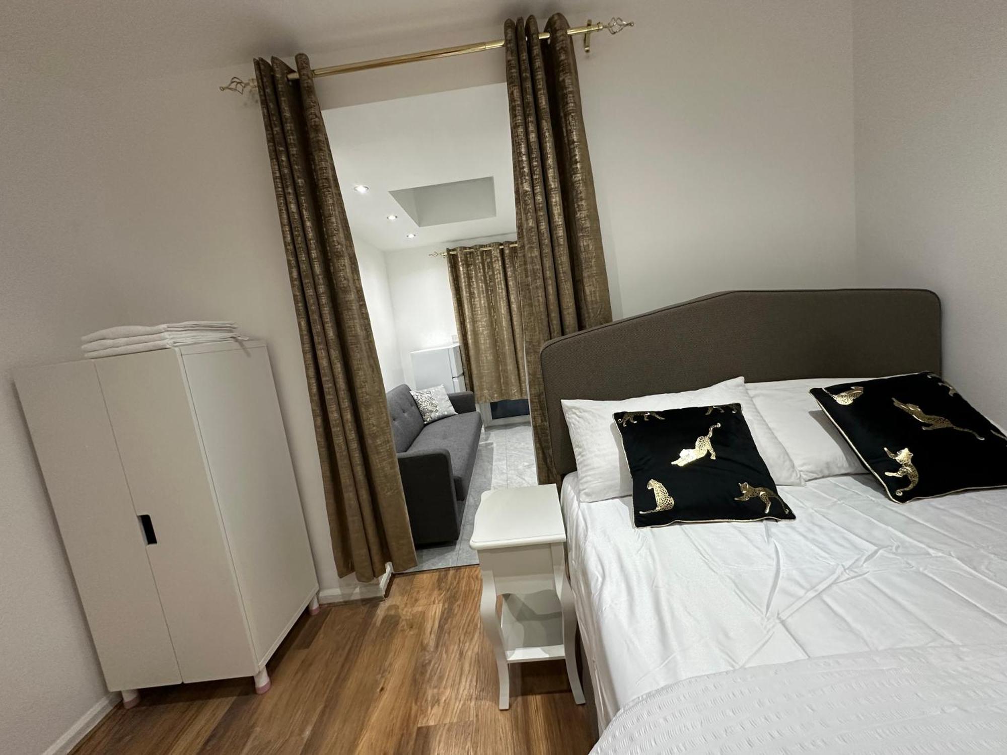 4Th Studio Flat With Private Own Bathroom A London Luxury Family Home Setup And Furnished With Double Bed Plus A Double Futon-Sofa Bed A Single Futon Bed A Baby Cot And Garden And Free Parking Esterno foto