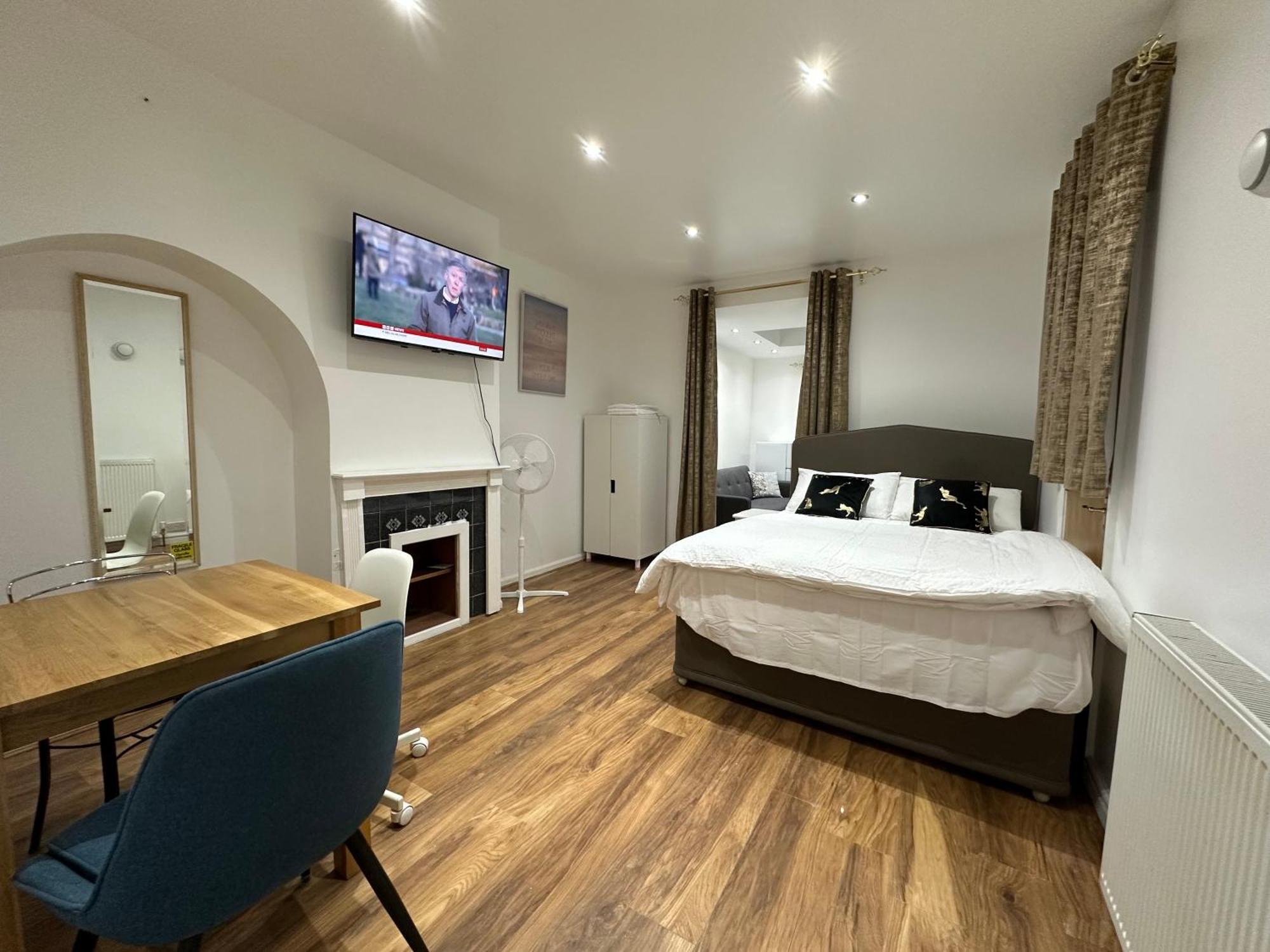 4Th Studio Flat With Private Own Bathroom A London Luxury Family Home Setup And Furnished With Double Bed Plus A Double Futon-Sofa Bed A Single Futon Bed A Baby Cot And Garden And Free Parking Esterno foto