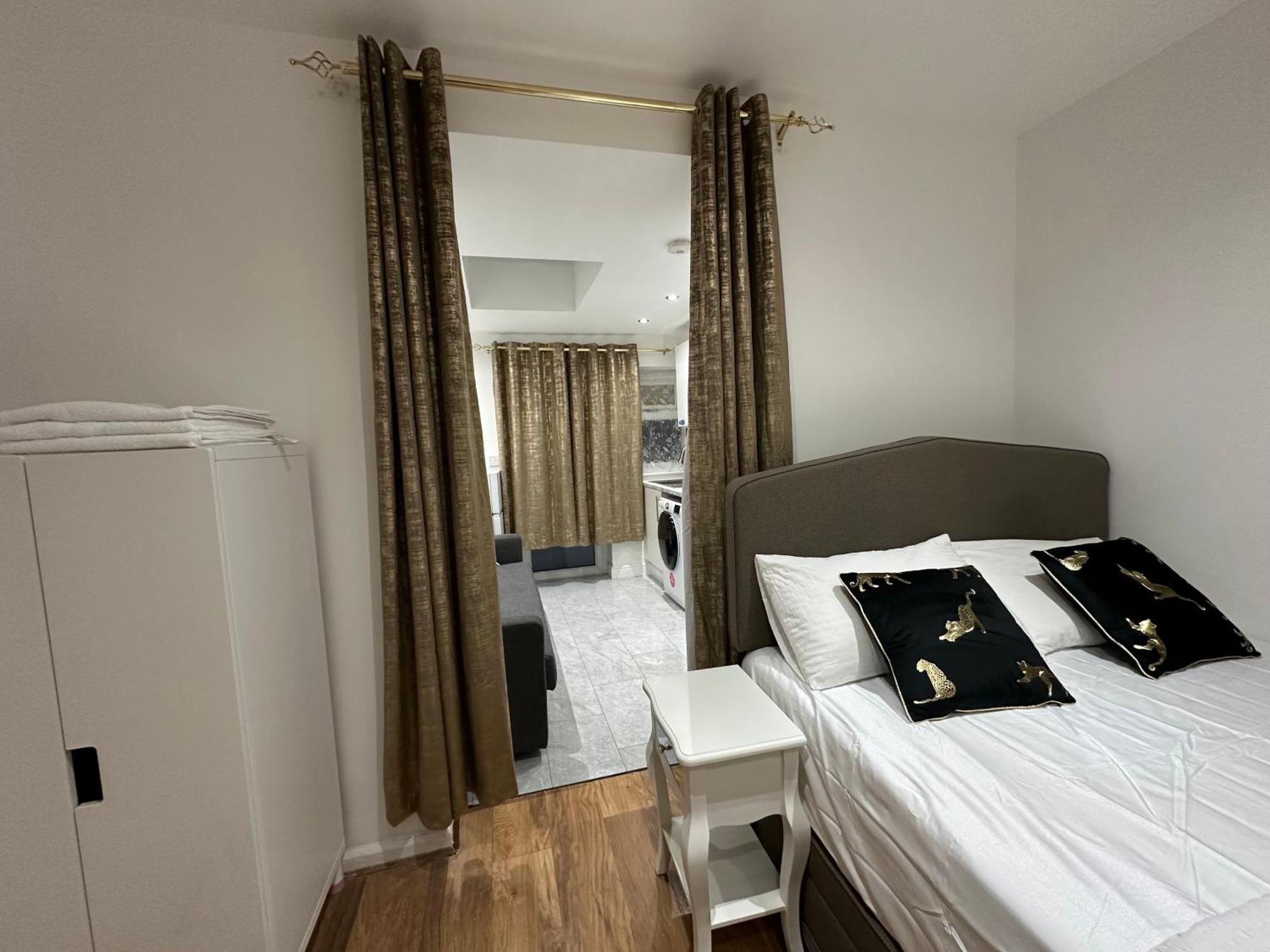 4Th Studio Flat With Private Own Bathroom A London Luxury Family Home Setup And Furnished With Double Bed Plus A Double Futon-Sofa Bed A Single Futon Bed A Baby Cot And Garden And Free Parking Esterno foto