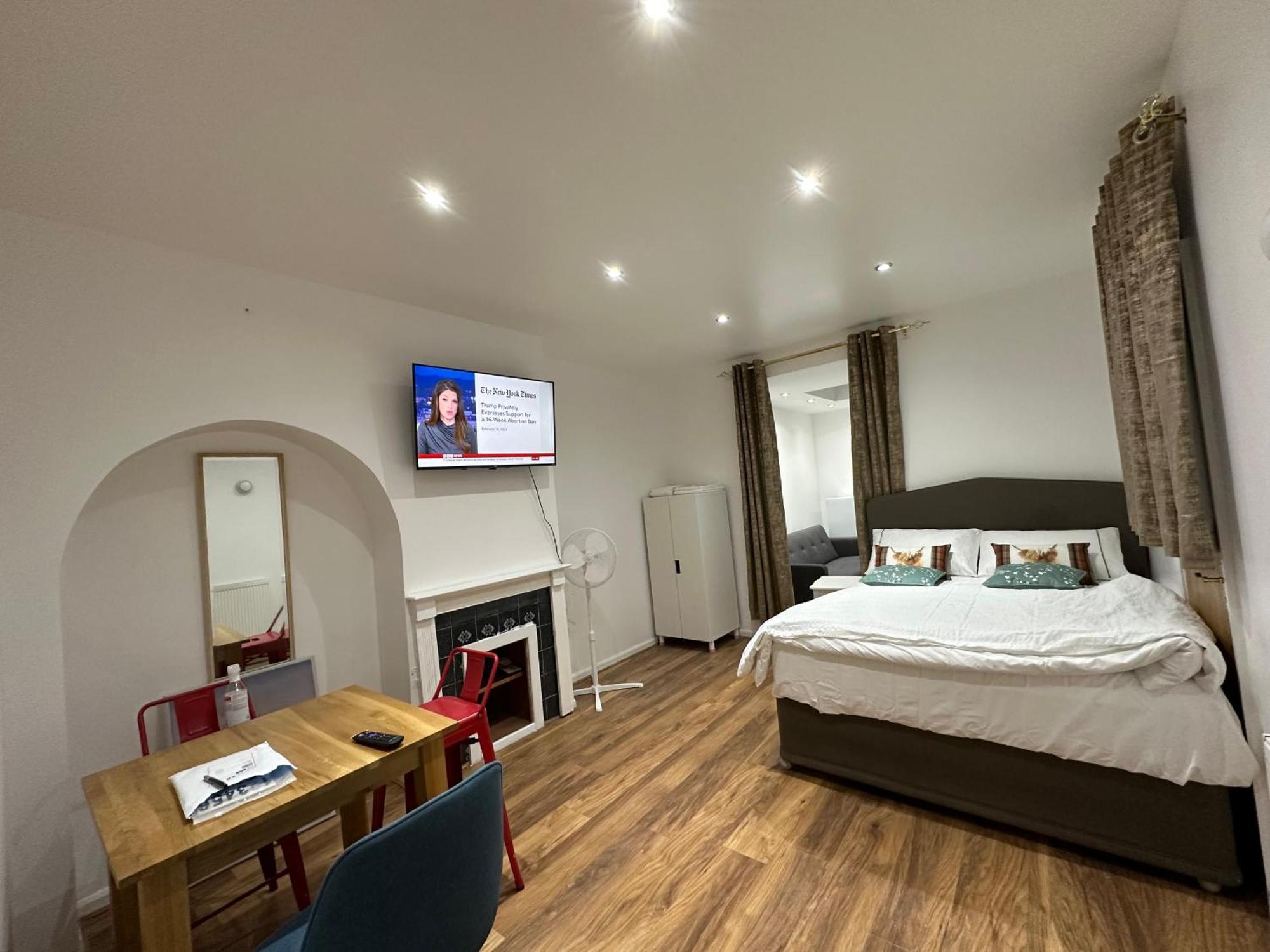 4Th Studio Flat With Private Own Bathroom A London Luxury Family Home Setup And Furnished With Double Bed Plus A Double Futon-Sofa Bed A Single Futon Bed A Baby Cot And Garden And Free Parking Esterno foto