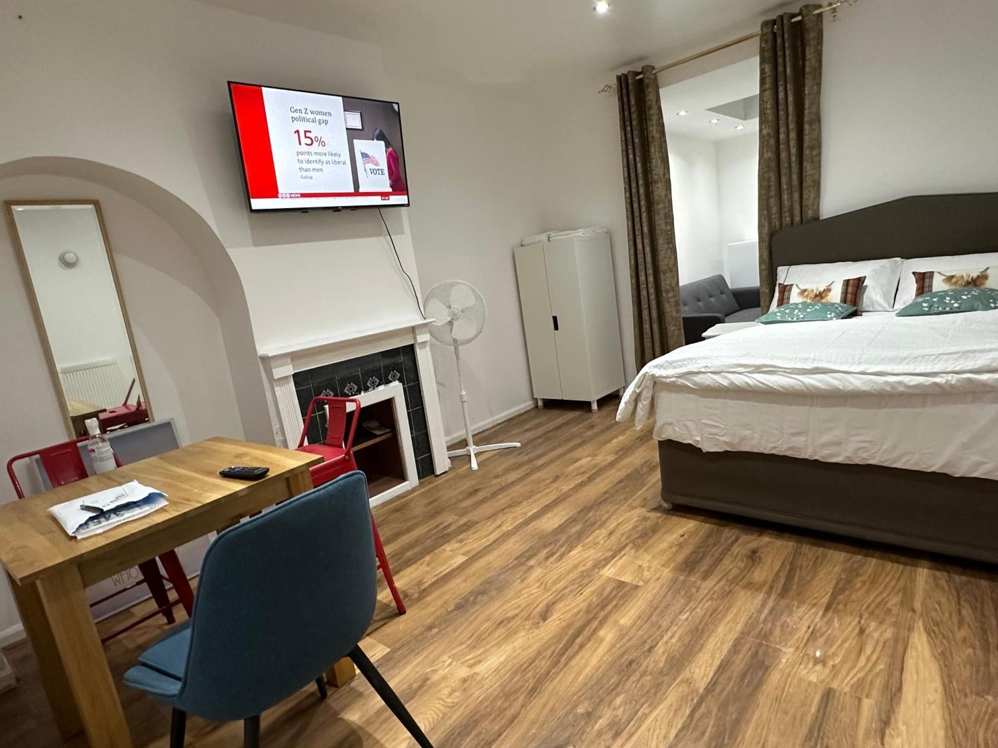 4Th Studio Flat With Private Own Bathroom A London Luxury Family Home Setup And Furnished With Double Bed Plus A Double Futon-Sofa Bed A Single Futon Bed A Baby Cot And Garden And Free Parking Esterno foto