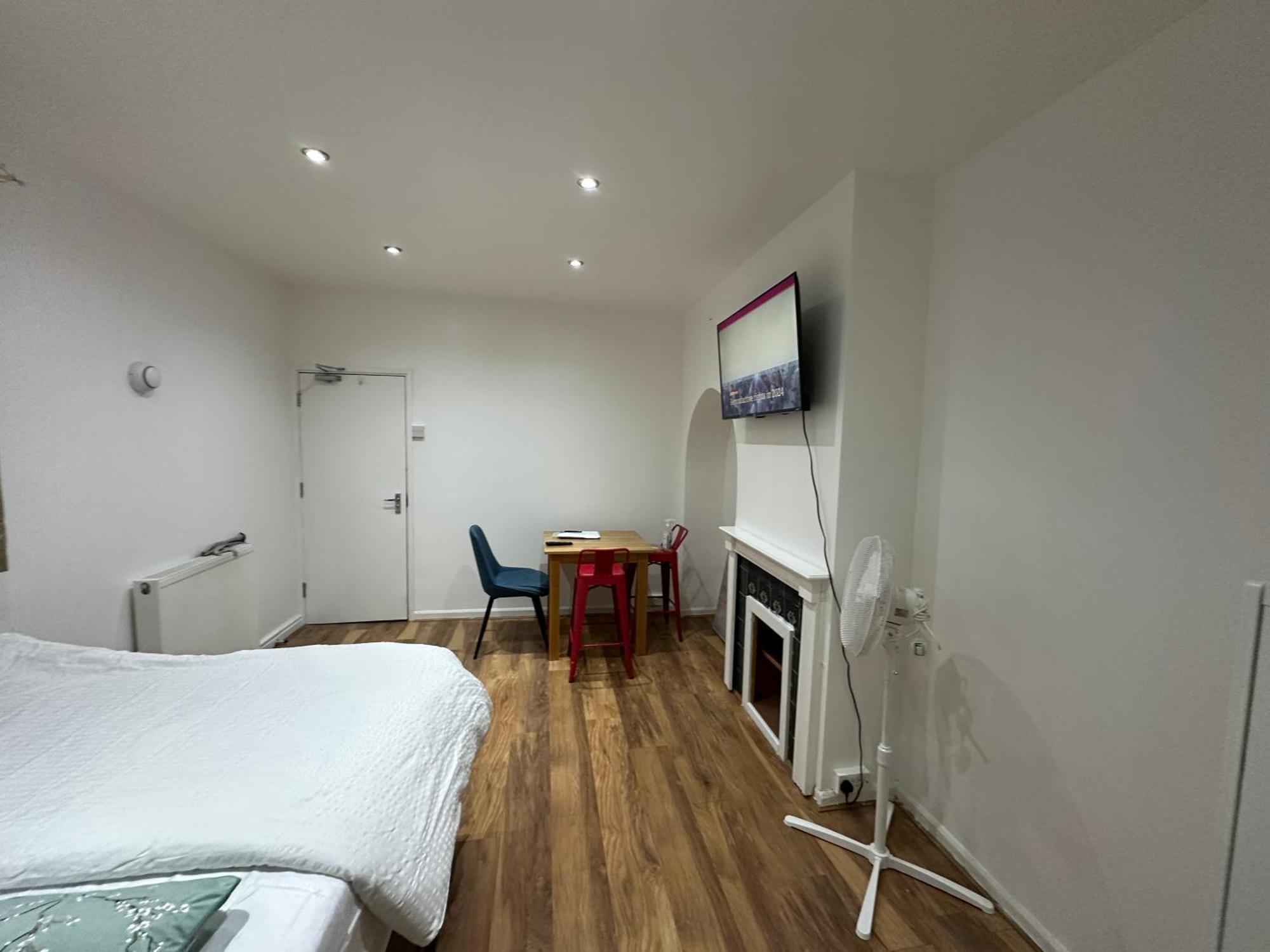 4Th Studio Flat With Private Own Bathroom A London Luxury Family Home Setup And Furnished With Double Bed Plus A Double Futon-Sofa Bed A Single Futon Bed A Baby Cot And Garden And Free Parking Esterno foto