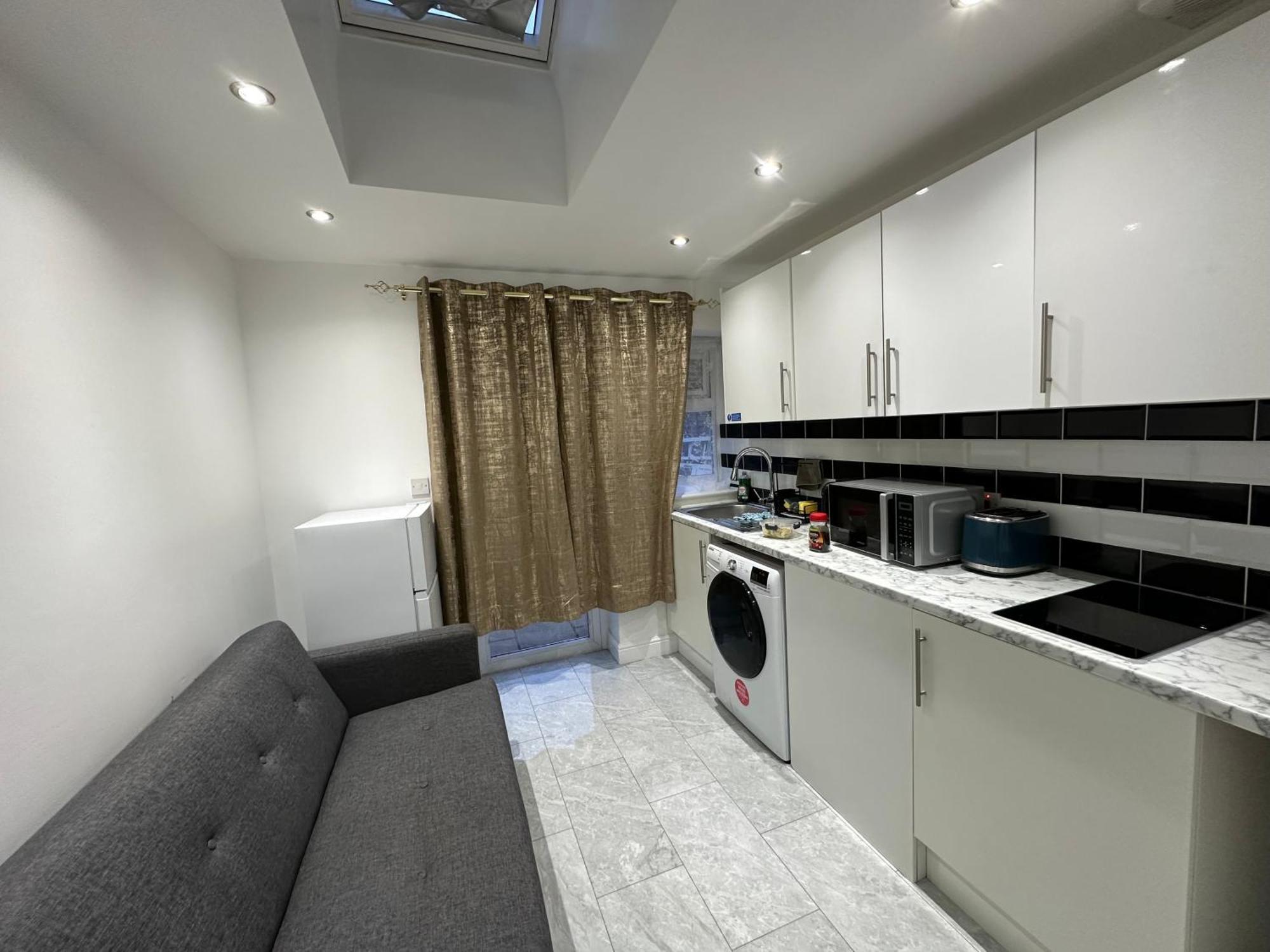 4Th Studio Flat With Private Own Bathroom A London Luxury Family Home Setup And Furnished With Double Bed Plus A Double Futon-Sofa Bed A Single Futon Bed A Baby Cot And Garden And Free Parking Esterno foto