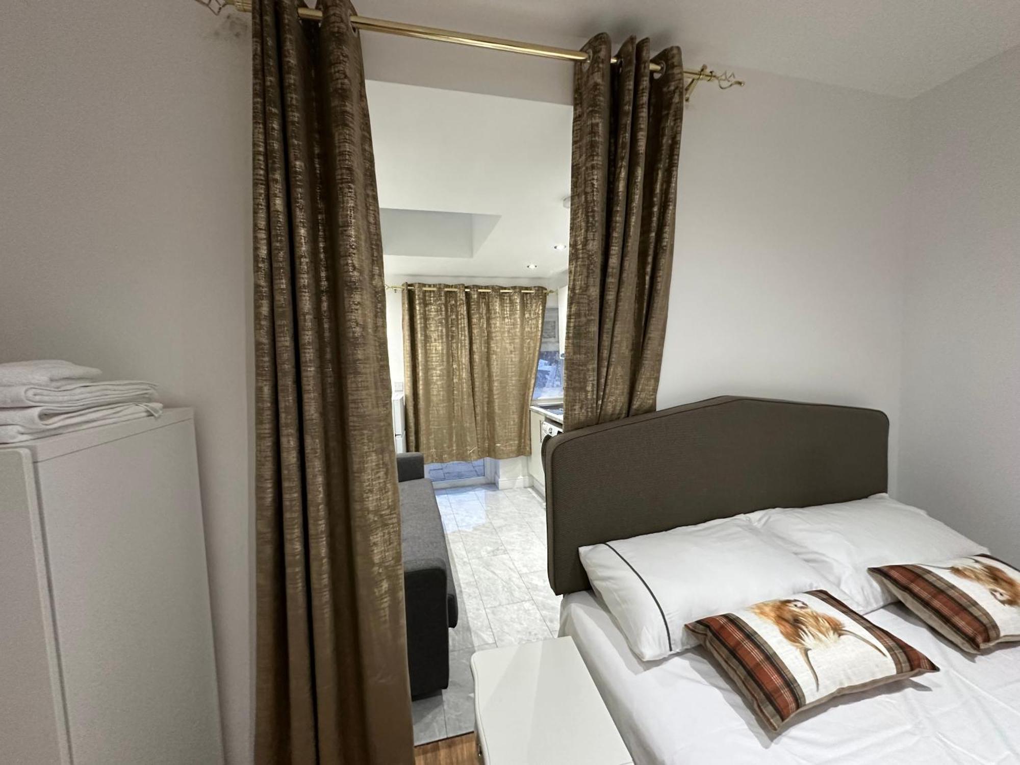4Th Studio Flat With Private Own Bathroom A London Luxury Family Home Setup And Furnished With Double Bed Plus A Double Futon-Sofa Bed A Single Futon Bed A Baby Cot And Garden And Free Parking Esterno foto