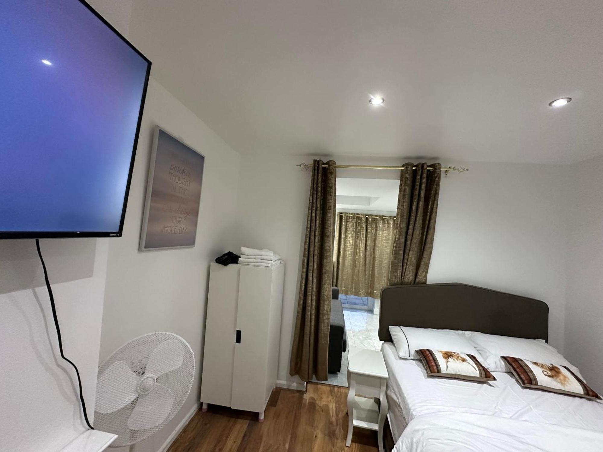 4Th Studio Flat With Private Own Bathroom A London Luxury Family Home Setup And Furnished With Double Bed Plus A Double Futon-Sofa Bed A Single Futon Bed A Baby Cot And Garden And Free Parking Esterno foto