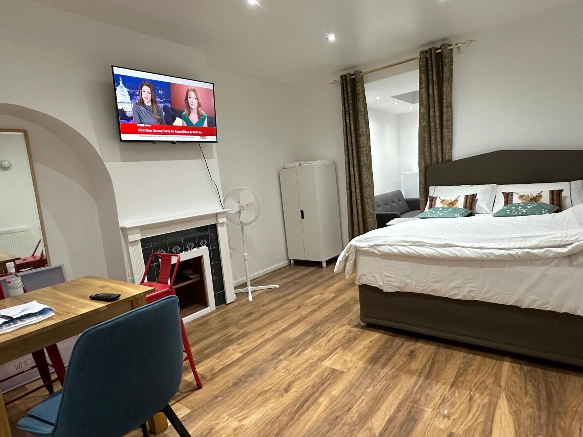 4Th Studio Flat With Private Own Bathroom A London Luxury Family Home Setup And Furnished With Double Bed Plus A Double Futon-Sofa Bed A Single Futon Bed A Baby Cot And Garden And Free Parking Esterno foto