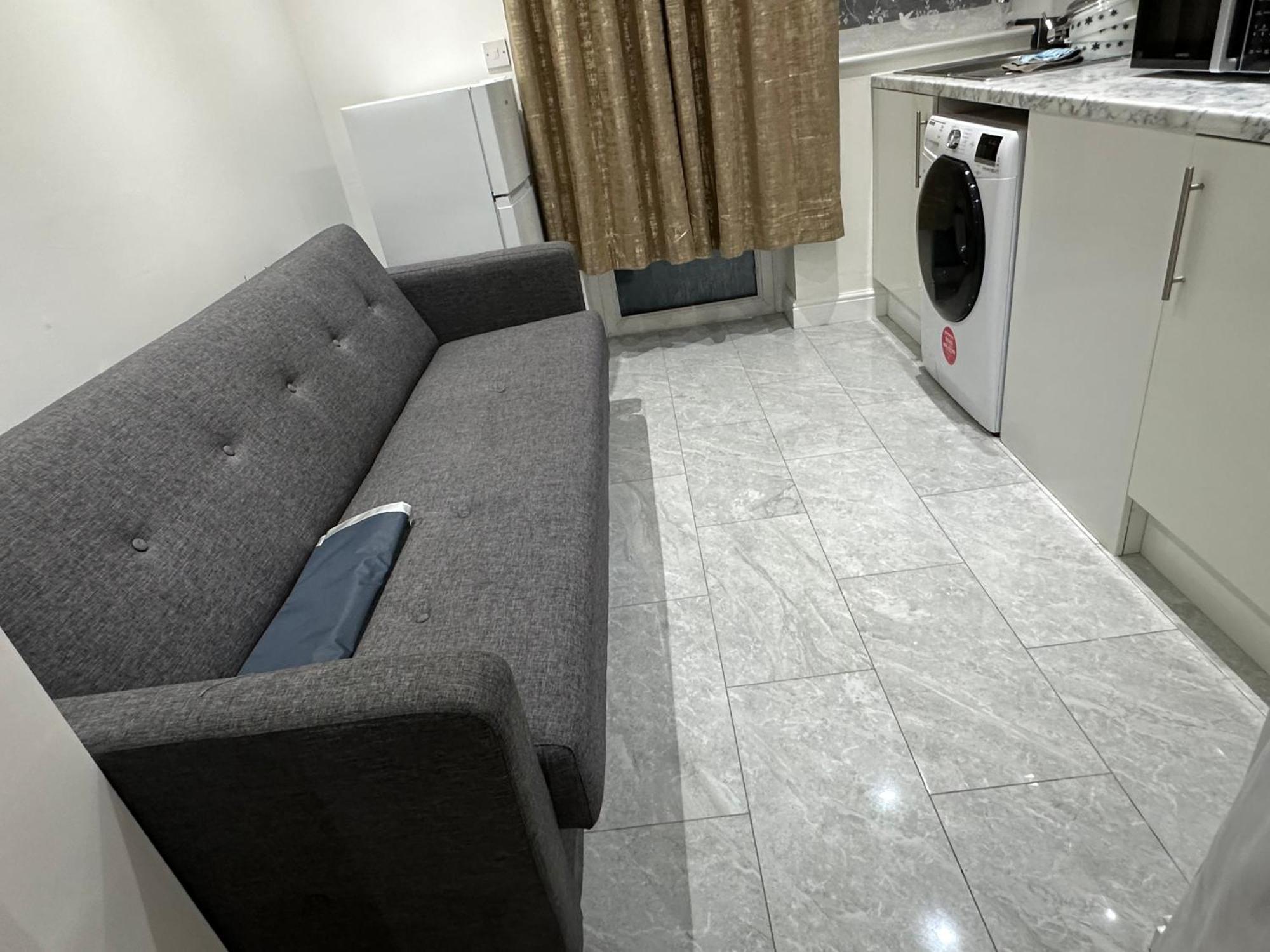 4Th Studio Flat With Private Own Bathroom A London Luxury Family Home Setup And Furnished With Double Bed Plus A Double Futon-Sofa Bed A Single Futon Bed A Baby Cot And Garden And Free Parking Esterno foto