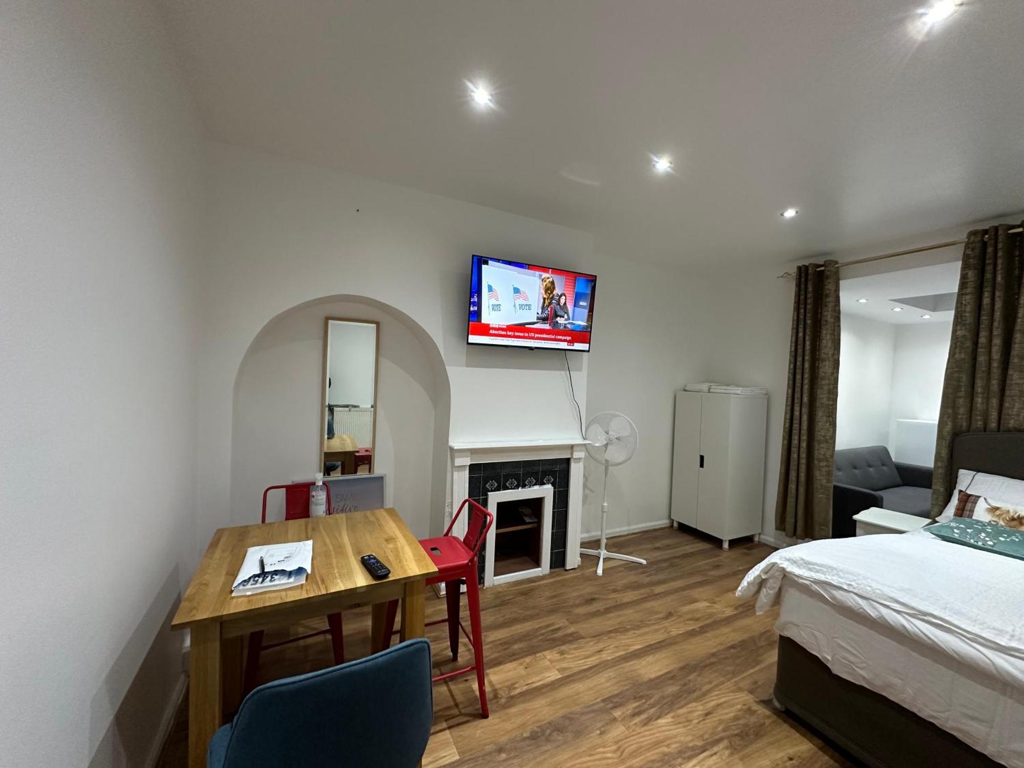 4Th Studio Flat With Private Own Bathroom A London Luxury Family Home Setup And Furnished With Double Bed Plus A Double Futon-Sofa Bed A Single Futon Bed A Baby Cot And Garden And Free Parking Esterno foto