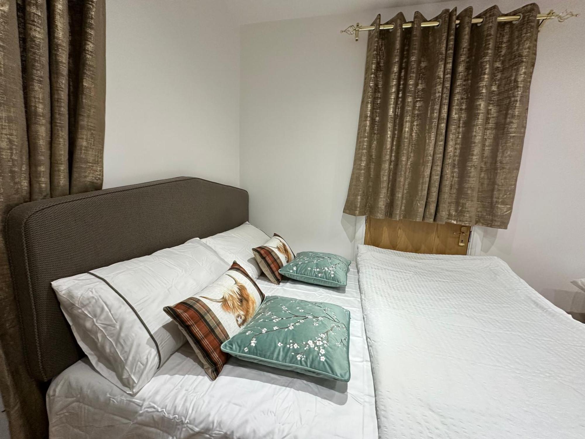 4Th Studio Flat With Private Own Bathroom A London Luxury Family Home Setup And Furnished With Double Bed Plus A Double Futon-Sofa Bed A Single Futon Bed A Baby Cot And Garden And Free Parking Esterno foto