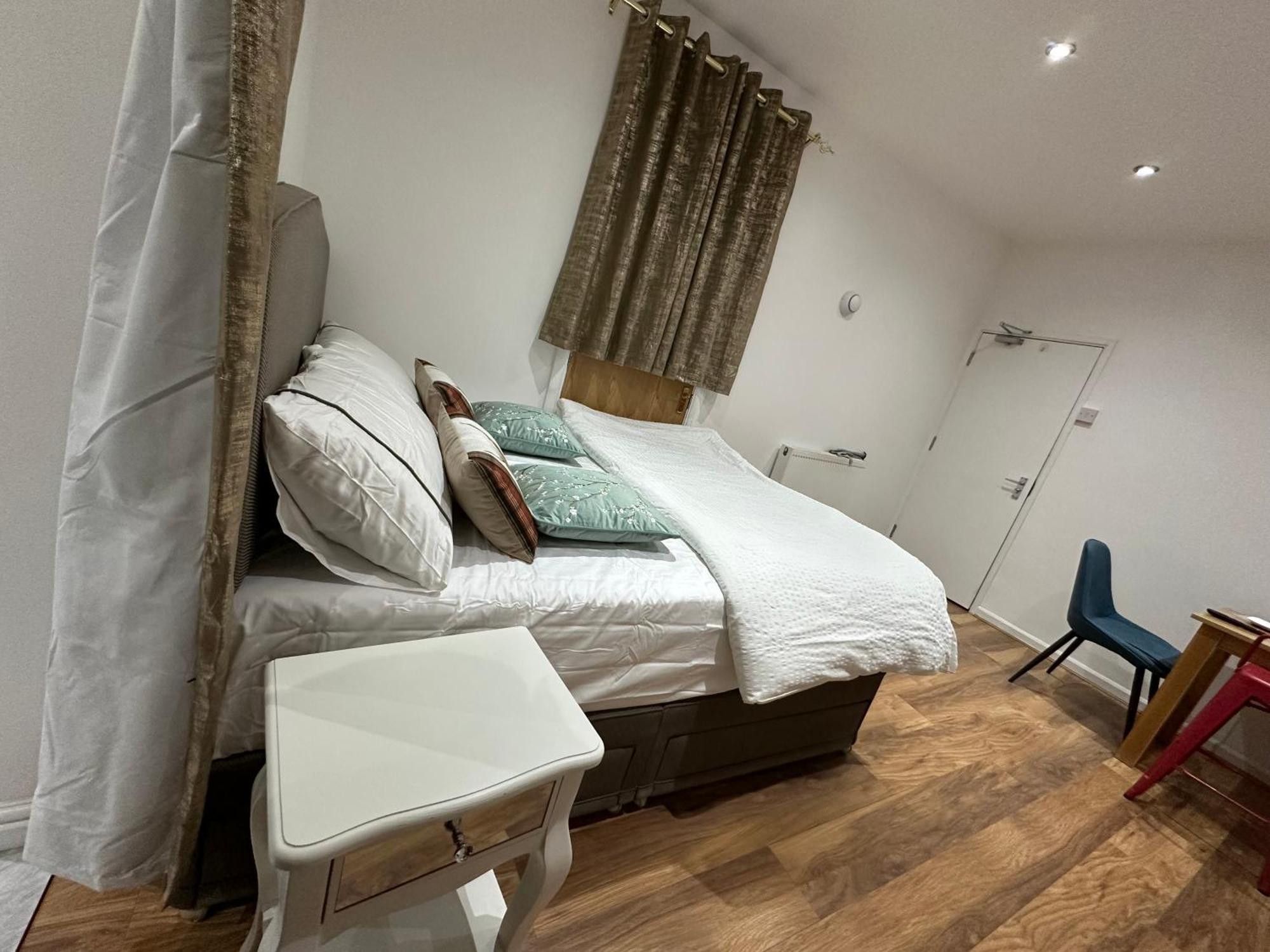 4Th Studio Flat With Private Own Bathroom A London Luxury Family Home Setup And Furnished With Double Bed Plus A Double Futon-Sofa Bed A Single Futon Bed A Baby Cot And Garden And Free Parking Esterno foto