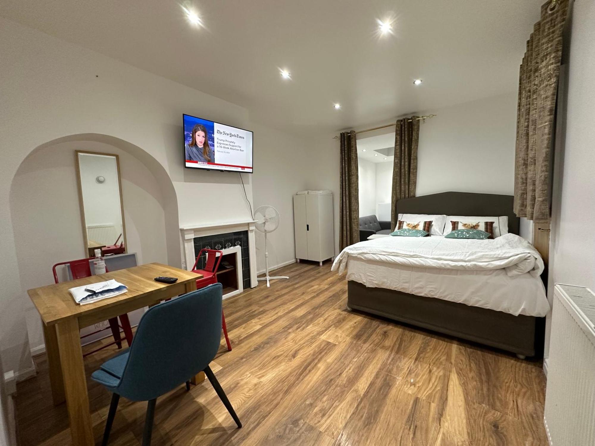 4Th Studio Flat With Private Own Bathroom A London Luxury Family Home Setup And Furnished With Double Bed Plus A Double Futon-Sofa Bed A Single Futon Bed A Baby Cot And Garden And Free Parking Esterno foto