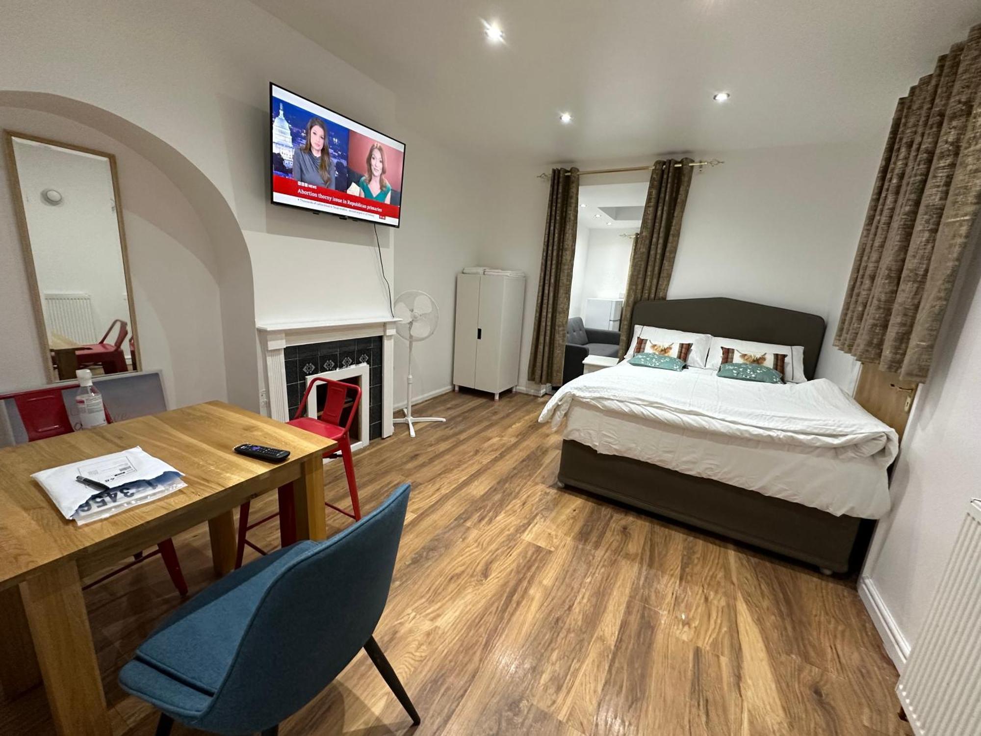 4Th Studio Flat With Private Own Bathroom A London Luxury Family Home Setup And Furnished With Double Bed Plus A Double Futon-Sofa Bed A Single Futon Bed A Baby Cot And Garden And Free Parking Esterno foto