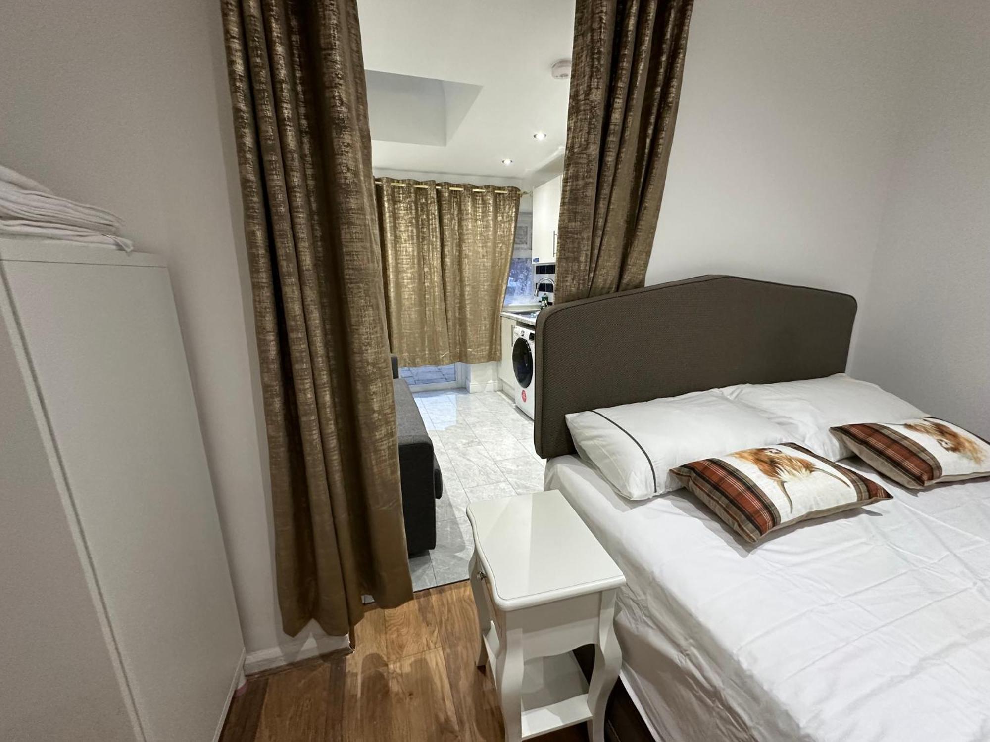 4Th Studio Flat With Private Own Bathroom A London Luxury Family Home Setup And Furnished With Double Bed Plus A Double Futon-Sofa Bed A Single Futon Bed A Baby Cot And Garden And Free Parking Esterno foto