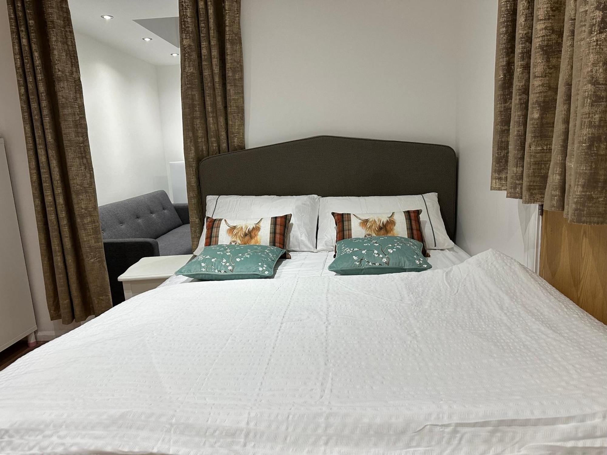 4Th Studio Flat With Private Own Bathroom A London Luxury Family Home Setup And Furnished With Double Bed Plus A Double Futon-Sofa Bed A Single Futon Bed A Baby Cot And Garden And Free Parking Esterno foto