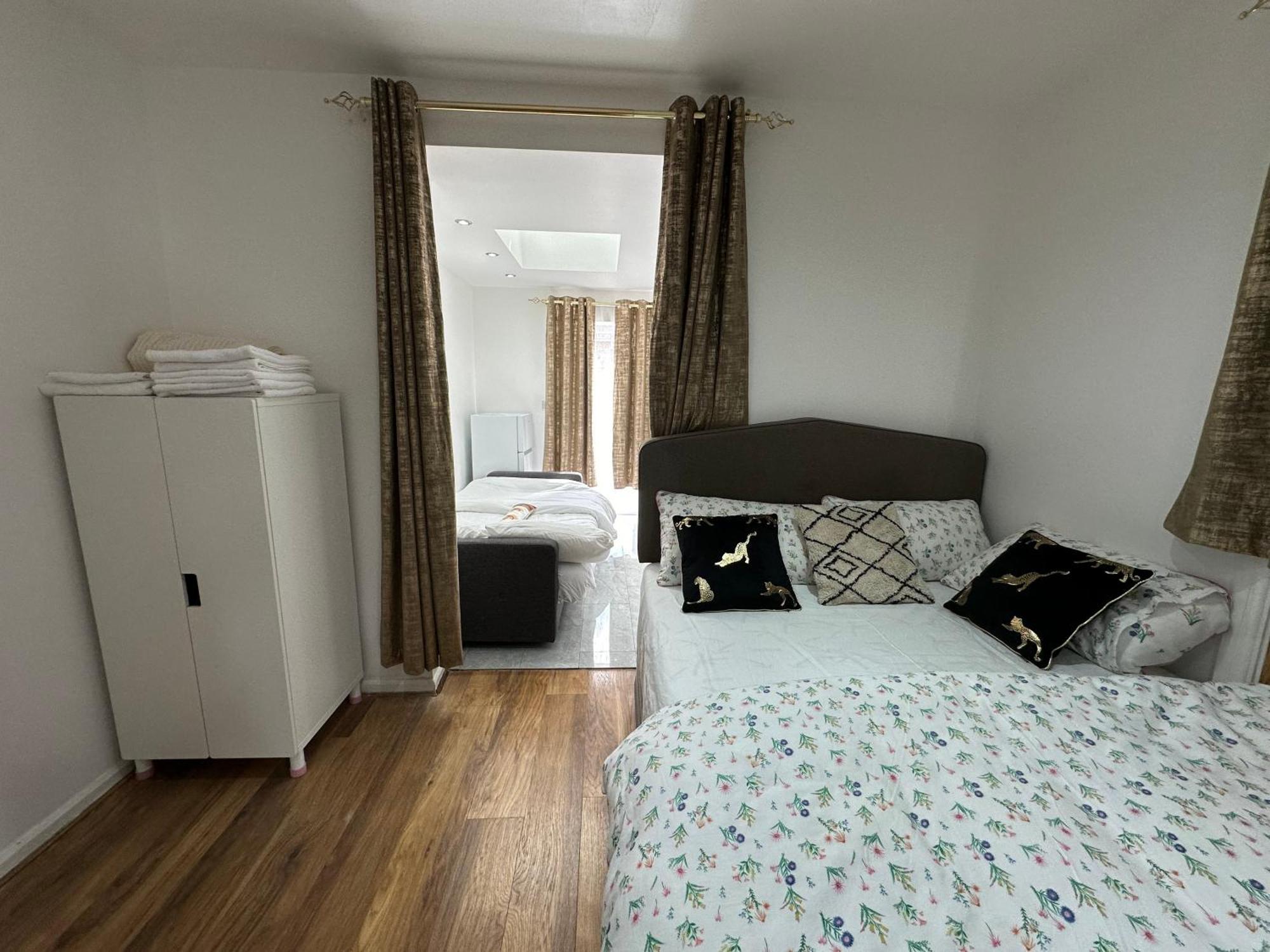 4Th Studio Flat With Private Own Bathroom A London Luxury Family Home Setup And Furnished With Double Bed Plus A Double Futon-Sofa Bed A Single Futon Bed A Baby Cot And Garden And Free Parking Esterno foto