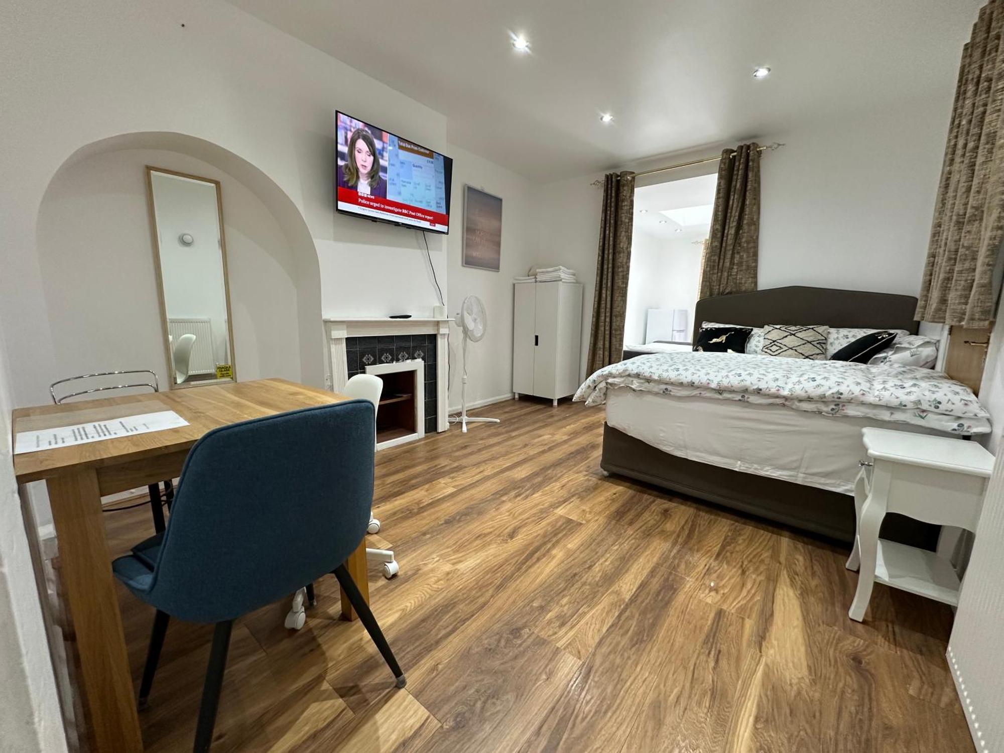 4Th Studio Flat With Private Own Bathroom A London Luxury Family Home Setup And Furnished With Double Bed Plus A Double Futon-Sofa Bed A Single Futon Bed A Baby Cot And Garden And Free Parking Esterno foto