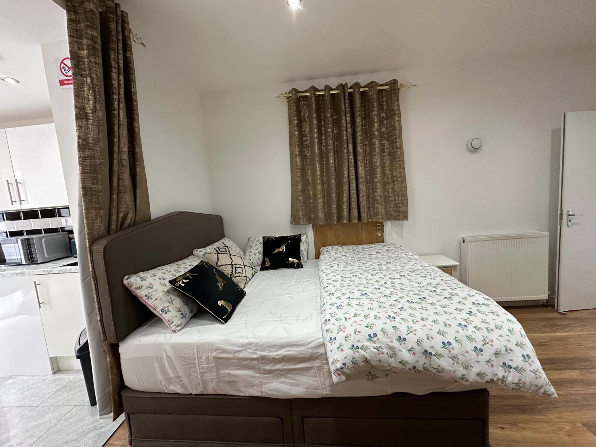 4Th Studio Flat With Private Own Bathroom A London Luxury Family Home Setup And Furnished With Double Bed Plus A Double Futon-Sofa Bed A Single Futon Bed A Baby Cot And Garden And Free Parking Esterno foto