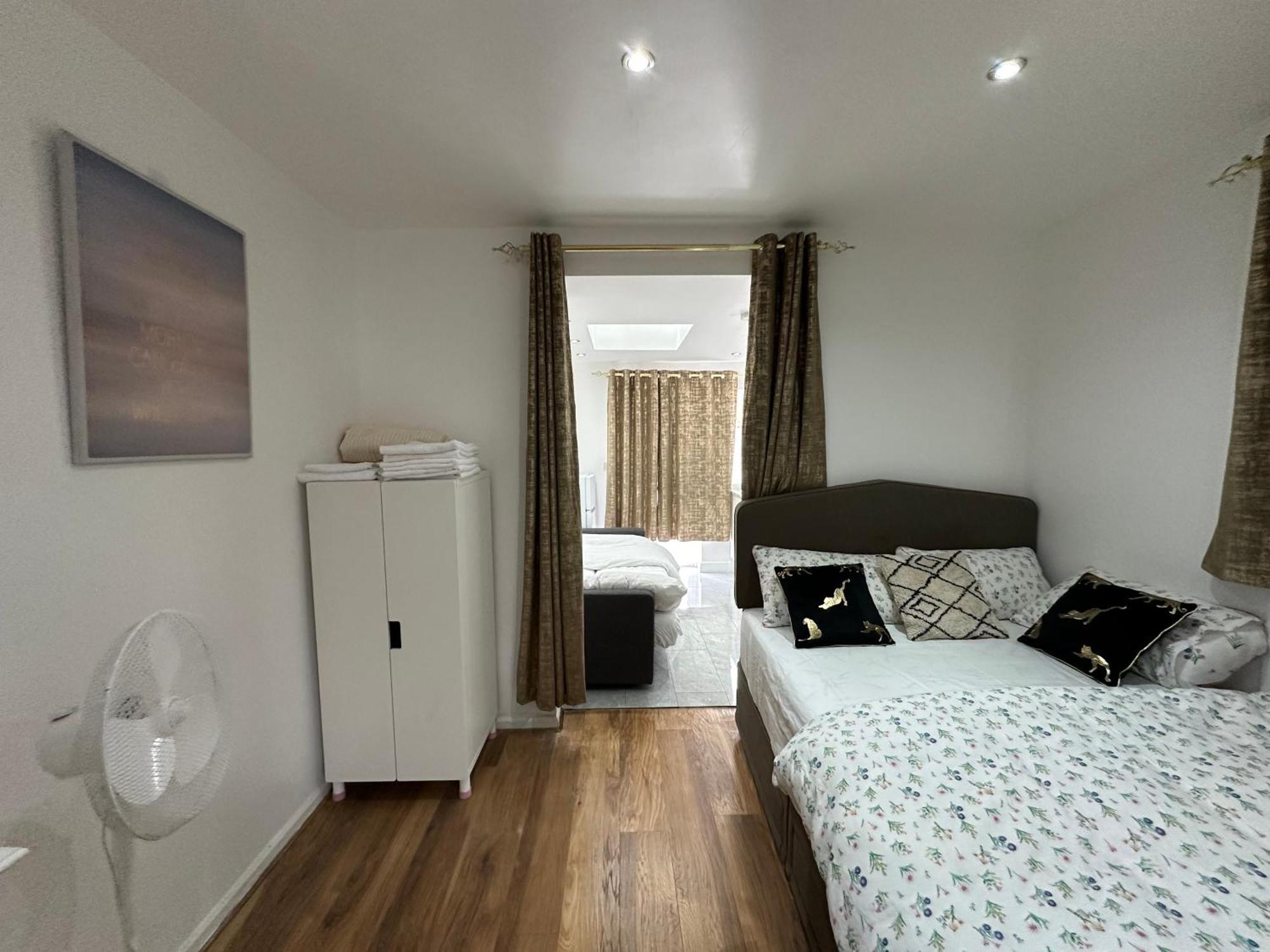 4Th Studio Flat With Private Own Bathroom A London Luxury Family Home Setup And Furnished With Double Bed Plus A Double Futon-Sofa Bed A Single Futon Bed A Baby Cot And Garden And Free Parking Esterno foto