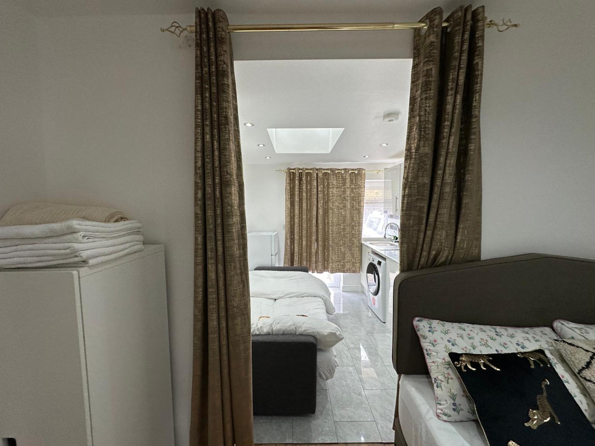 4Th Studio Flat With Private Own Bathroom A London Luxury Family Home Setup And Furnished With Double Bed Plus A Double Futon-Sofa Bed A Single Futon Bed A Baby Cot And Garden And Free Parking Esterno foto