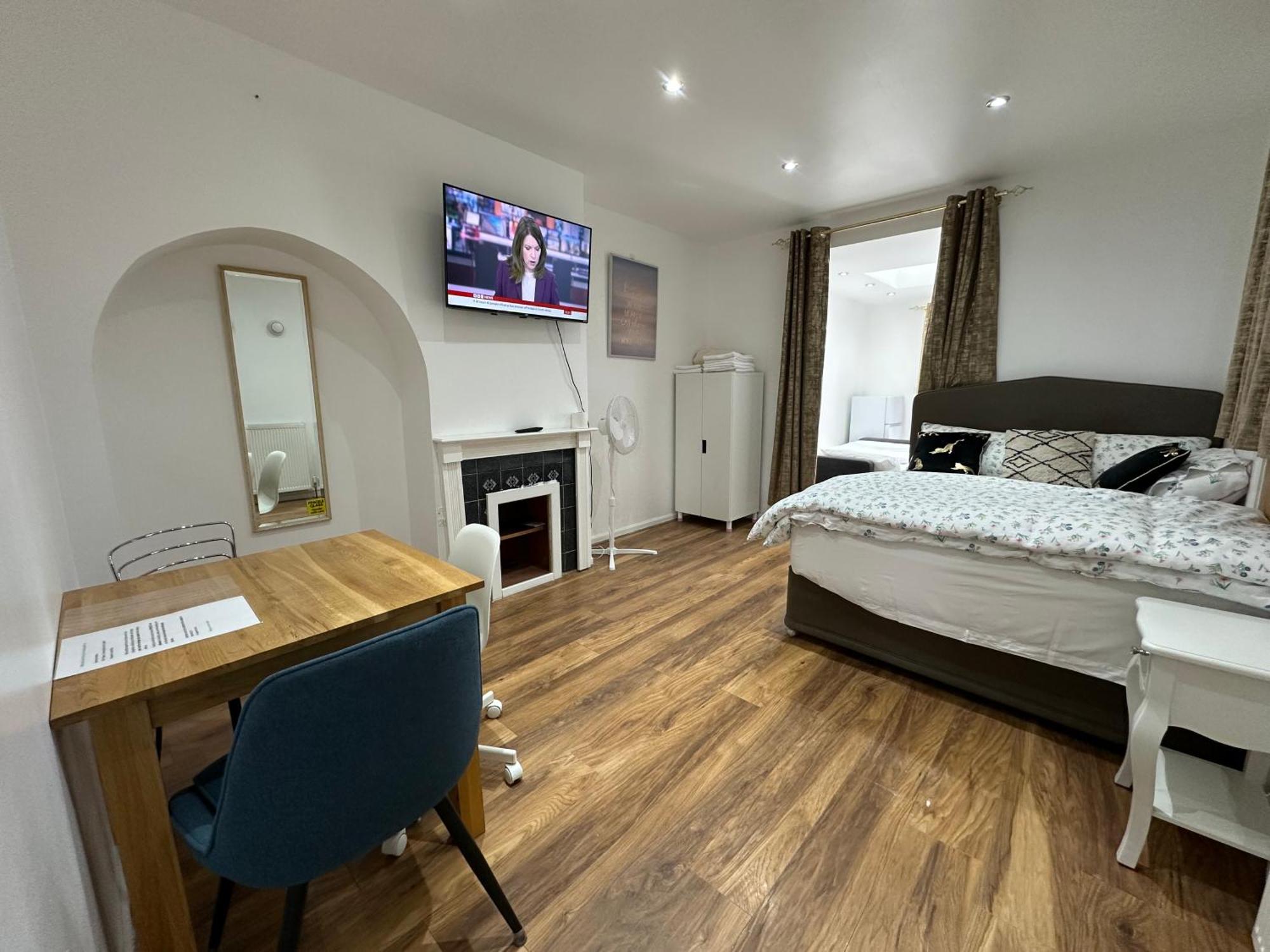 4Th Studio Flat With Private Own Bathroom A London Luxury Family Home Setup And Furnished With Double Bed Plus A Double Futon-Sofa Bed A Single Futon Bed A Baby Cot And Garden And Free Parking Esterno foto
