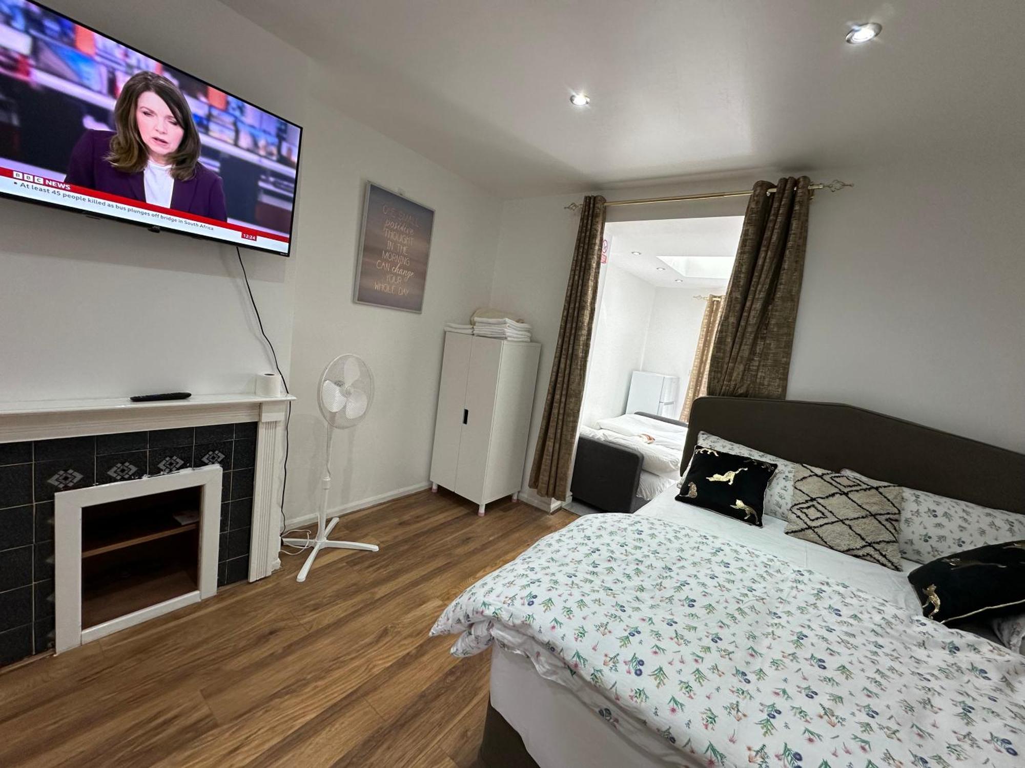4Th Studio Flat With Private Own Bathroom A London Luxury Family Home Setup And Furnished With Double Bed Plus A Double Futon-Sofa Bed A Single Futon Bed A Baby Cot And Garden And Free Parking Esterno foto