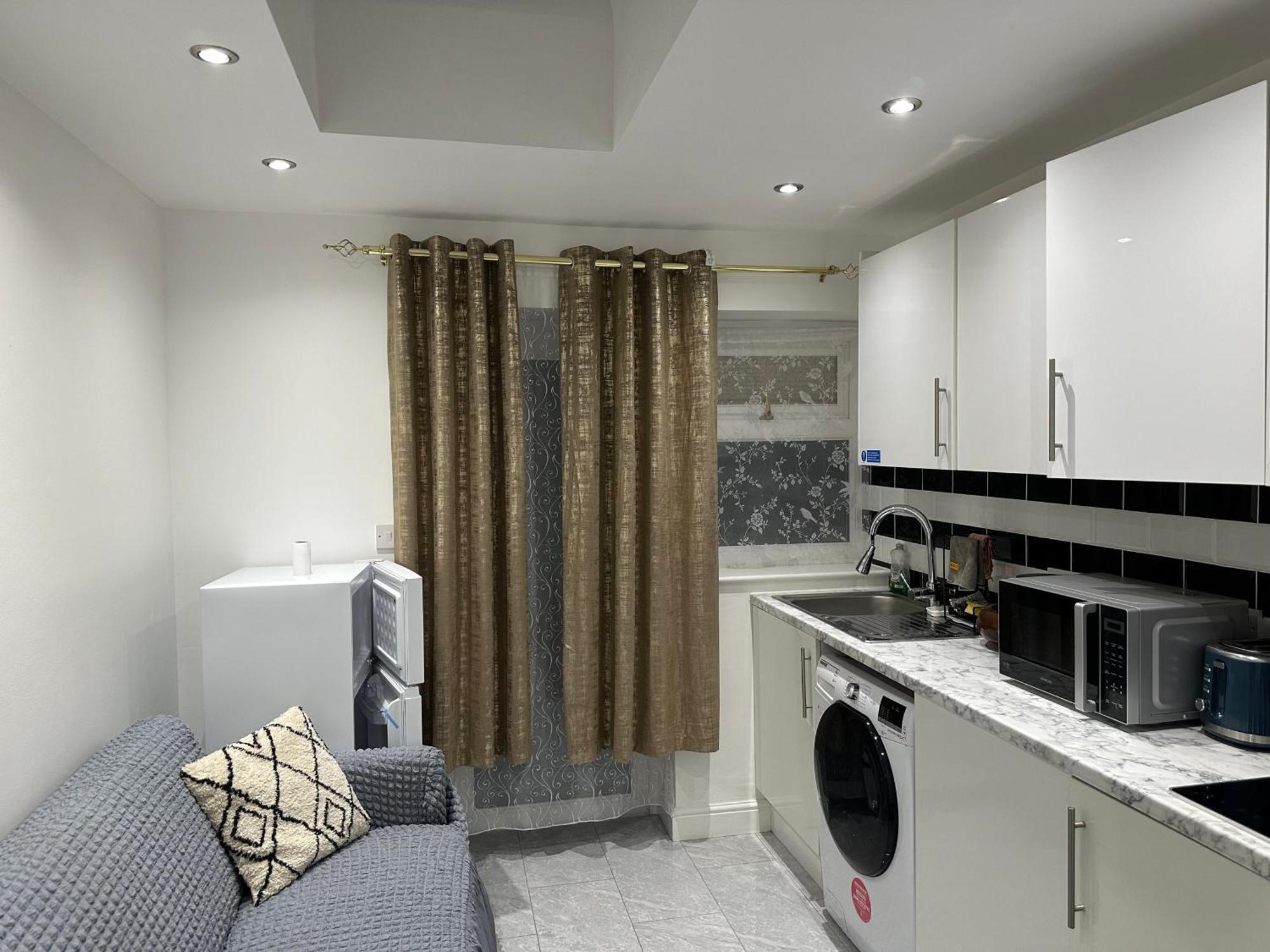 4Th Studio Flat With Private Own Bathroom A London Luxury Family Home Setup And Furnished With Double Bed Plus A Double Futon-Sofa Bed A Single Futon Bed A Baby Cot And Garden And Free Parking Esterno foto