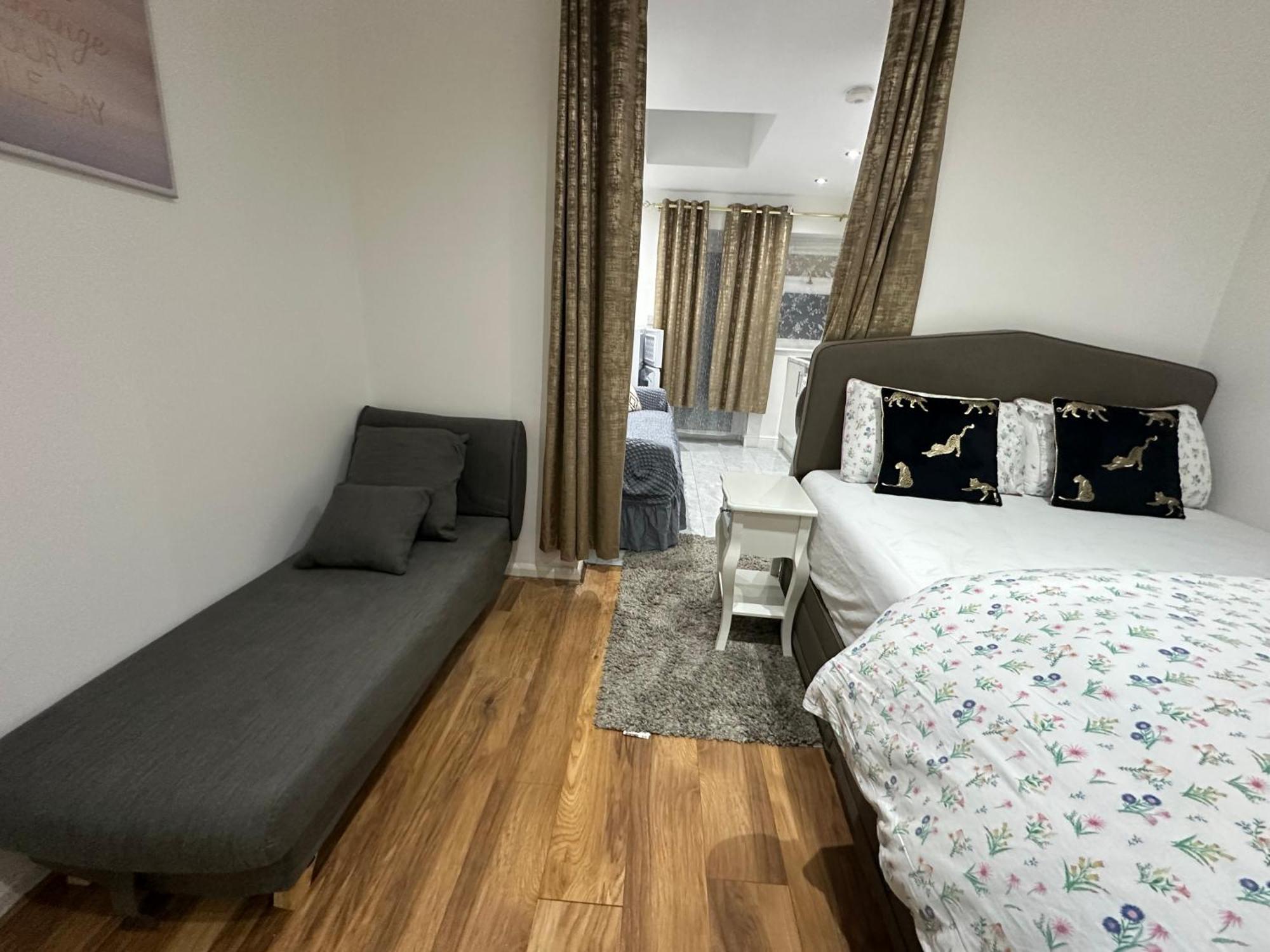 4Th Studio Flat With Private Own Bathroom A London Luxury Family Home Setup And Furnished With Double Bed Plus A Double Futon-Sofa Bed A Single Futon Bed A Baby Cot And Garden And Free Parking Esterno foto