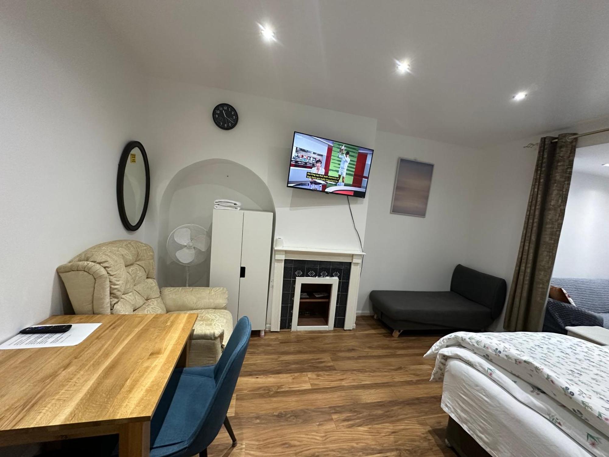 4Th Studio Flat With Private Own Bathroom A London Luxury Family Home Setup And Furnished With Double Bed Plus A Double Futon-Sofa Bed A Single Futon Bed A Baby Cot And Garden And Free Parking Esterno foto