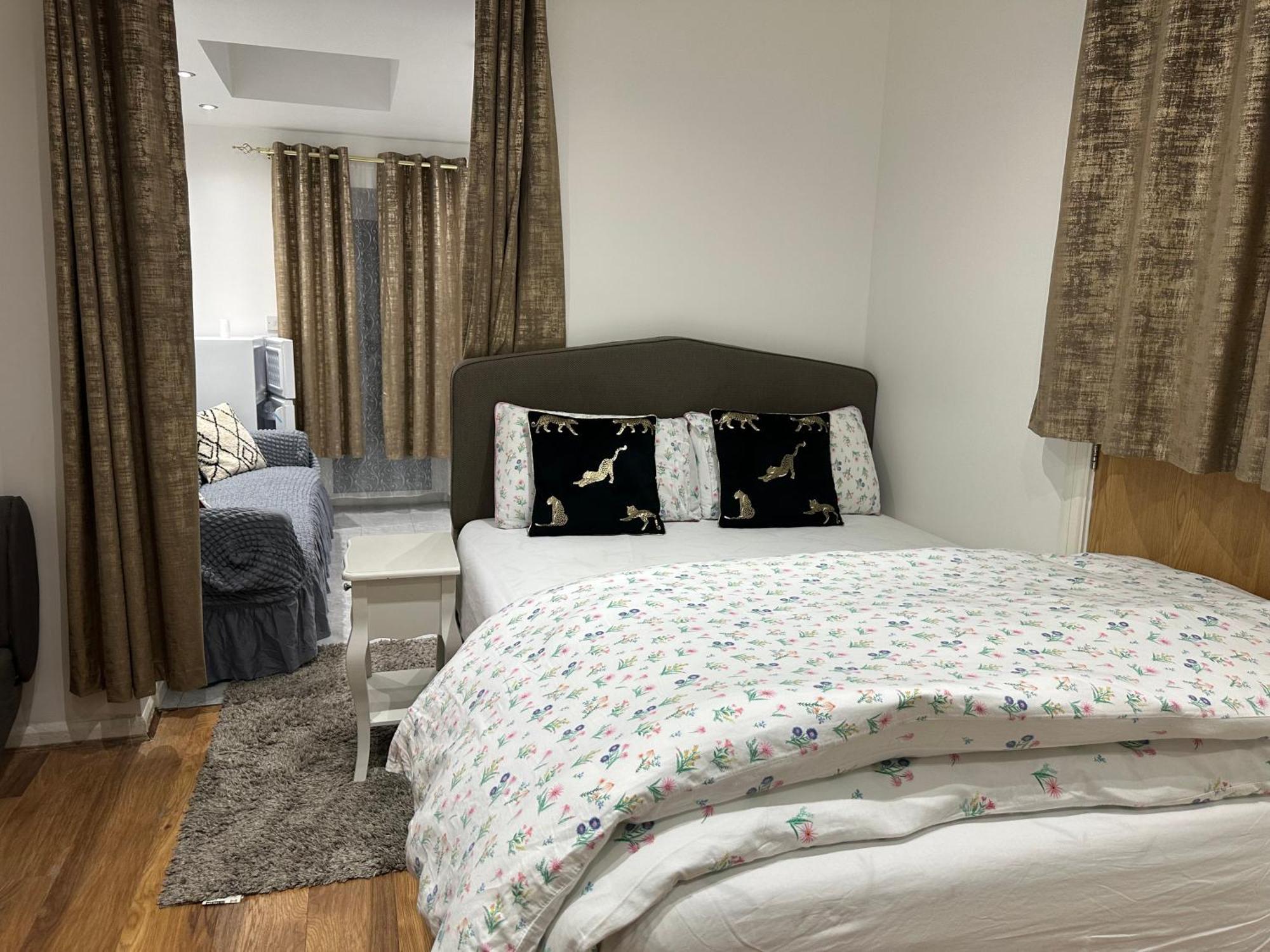 4Th Studio Flat With Private Own Bathroom A London Luxury Family Home Setup And Furnished With Double Bed Plus A Double Futon-Sofa Bed A Single Futon Bed A Baby Cot And Garden And Free Parking Esterno foto
