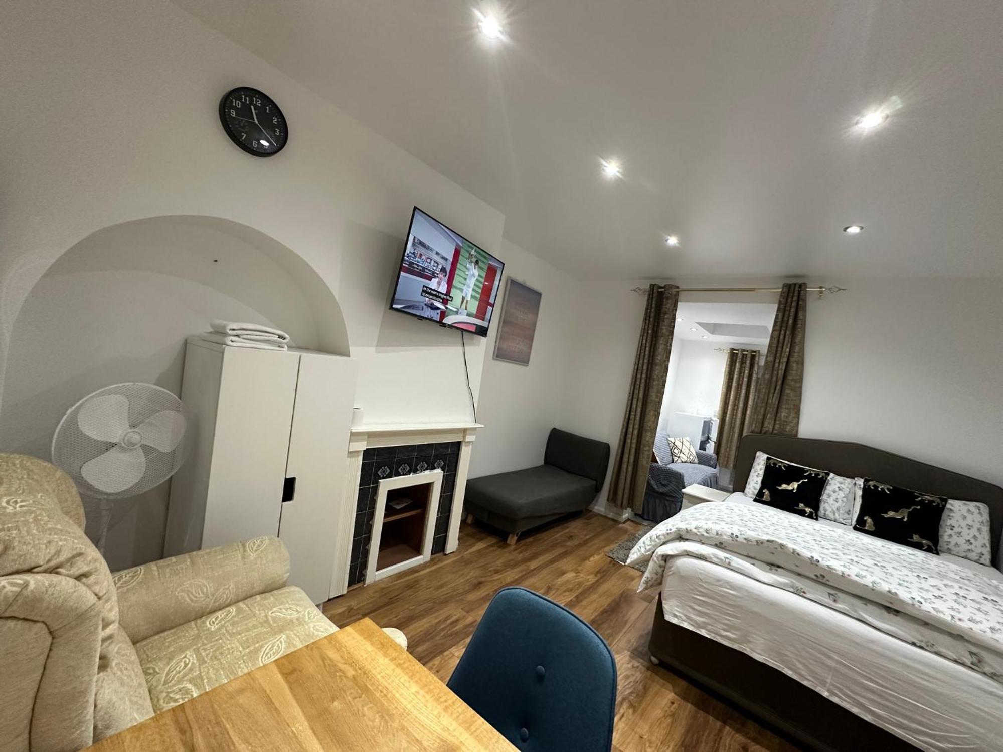 4Th Studio Flat With Private Own Bathroom A London Luxury Family Home Setup And Furnished With Double Bed Plus A Double Futon-Sofa Bed A Single Futon Bed A Baby Cot And Garden And Free Parking Esterno foto