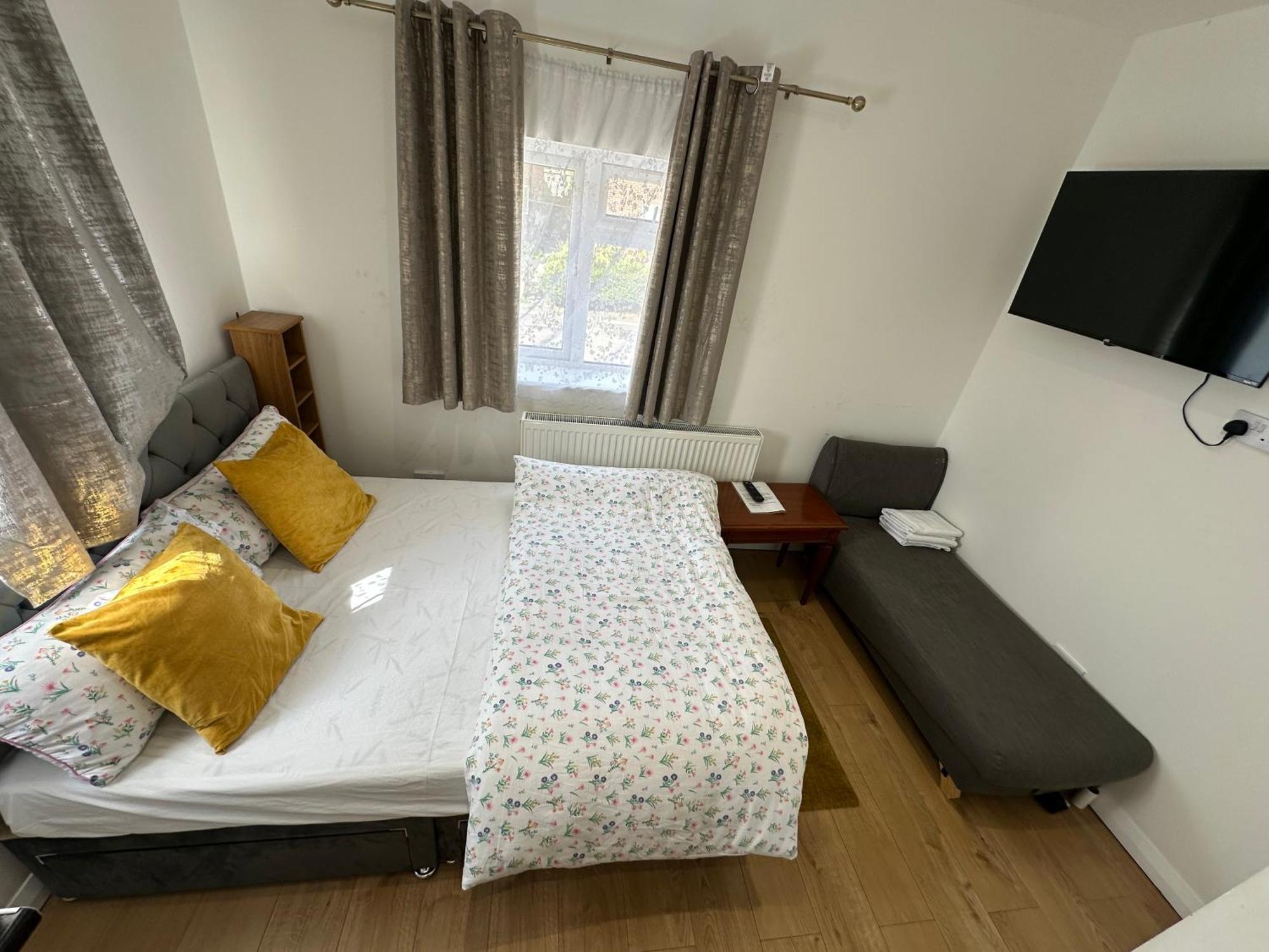 4Th Studio Flat With Private Own Bathroom A London Luxury Family Home Setup And Furnished With Double Bed Plus A Double Futon-Sofa Bed A Single Futon Bed A Baby Cot And Garden And Free Parking Esterno foto